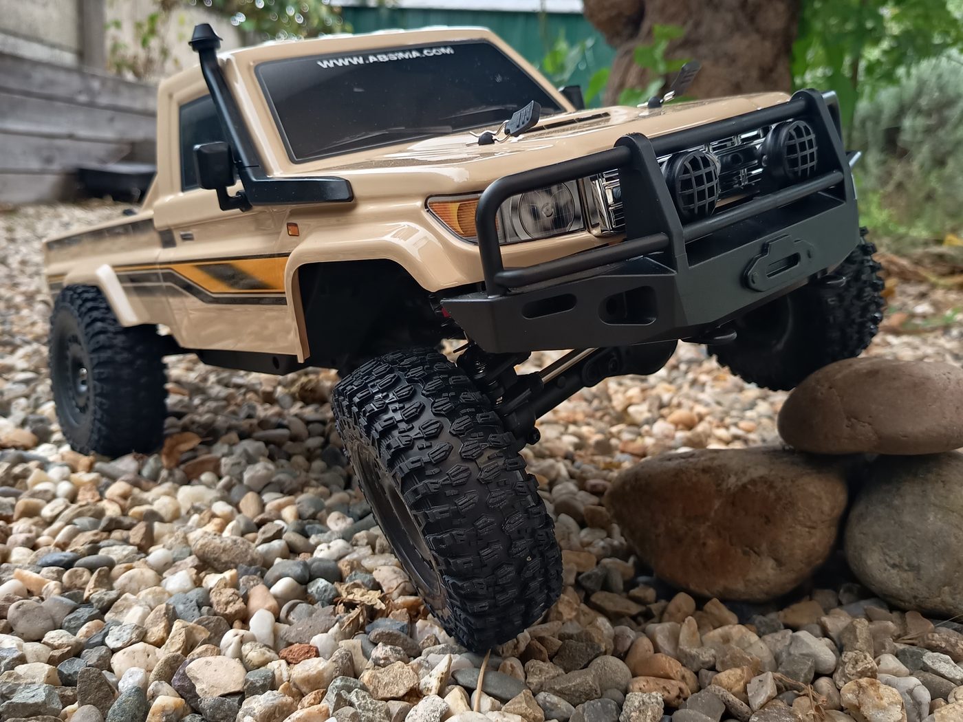 Absima Hilux RC4G en franchissement sur les pierres