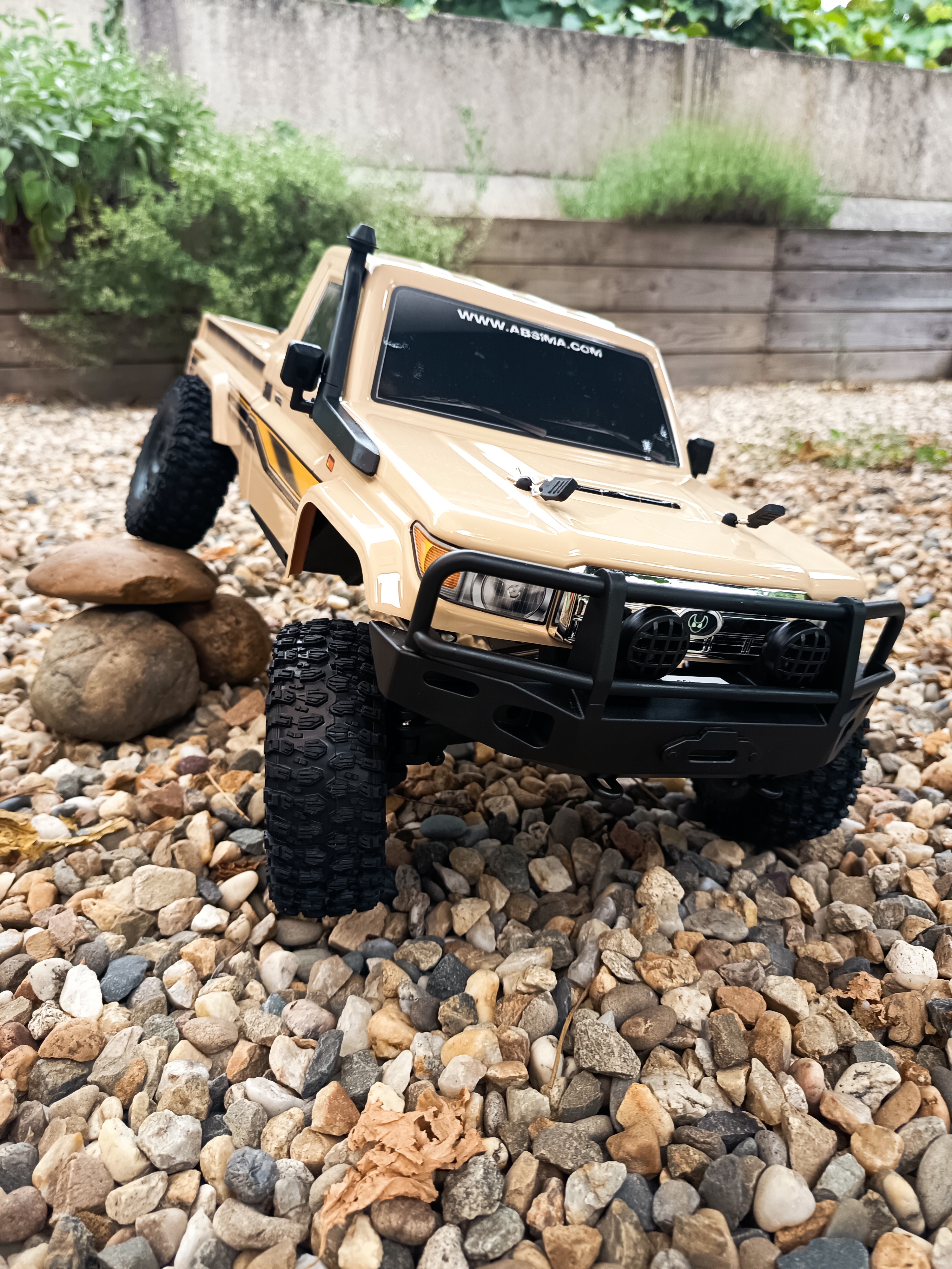 Hilux RC4G sable vu de face en franchissement